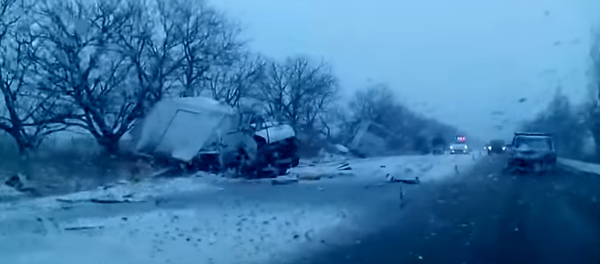 Las duras primeras imágenes del accidente de un autobús en Rusia - Sputnik Mundo