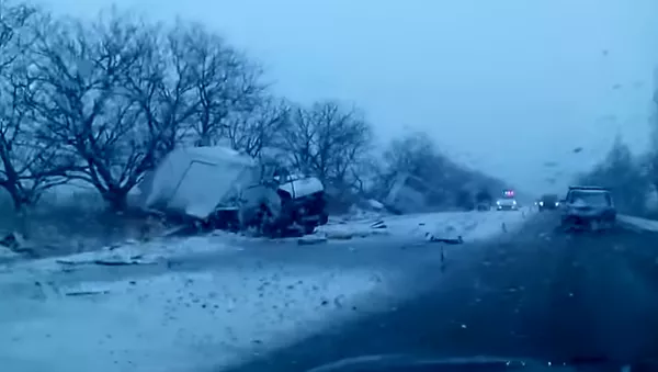 Las duras primeras imágenes del accidente de un autobús en Rusia - Sputnik Mundo