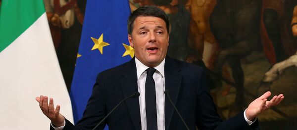 El primer ministro de Italia, Matteo Renzo, durante su intervención con motivo de la victoria del no en el referéndum constitucional en Italia - Sputnik Mundo
