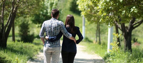 Una pareja paseando - Sputnik Mundo