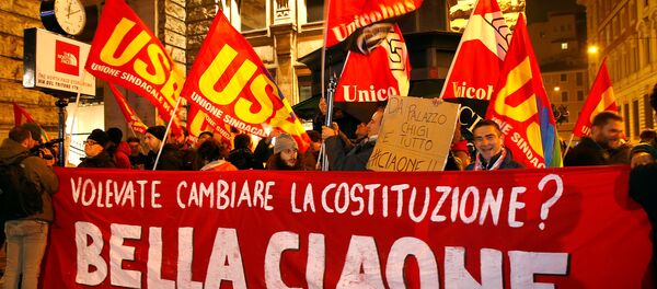 Una manifestación contra la aprobación de una reforma constitucional en Italia - Sputnik Mundo