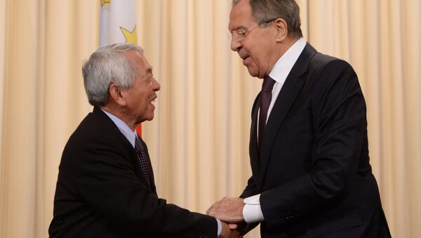 Perfecto Yasay, el ministro de Exteriores de Filipinas, y su homólogo ruso, Serguéi Lavrov - Sputnik Mundo