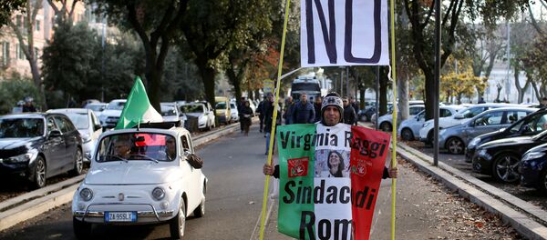 Un hombre con un poster a favor de No - Sputnik Mundo