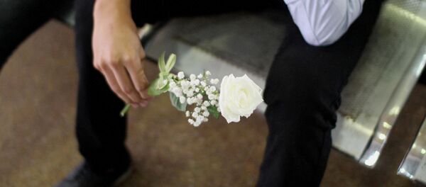 Una flor en las manos - Sputnik Mundo