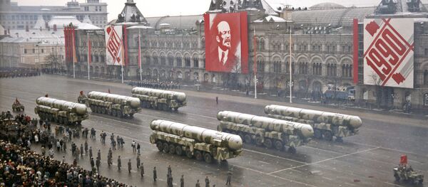 Misiles balísticos intercontinentales soviéticos durante el desfile militar con motivo de la Gran Revolución Socialista de Octubre en 7 de noviembre de 1990 - Sputnik Mundo