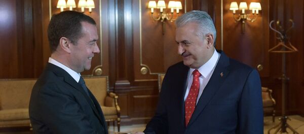 Primer ministro de Rusia, Dmitri Medvédev, y su homólogo turco, Binali Yildirim - Sputnik Mundo