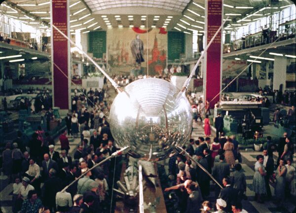 Copia del Sputnik 1, mostrado durante la feria EXPO 58 en Bruselas. - Sputnik Mundo