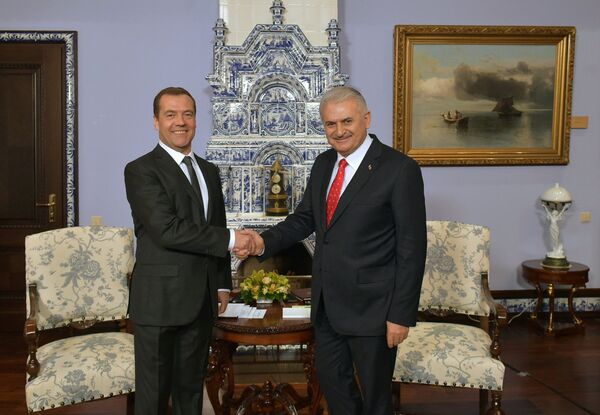 Dmitri Medvédev, primer ministro ruso, con su homólogo turco, Binali Yildirim Dmitri Medvédev, primer ministro ruso, con su homólogo turco, Binali Yildirim - Sputnik Mundo