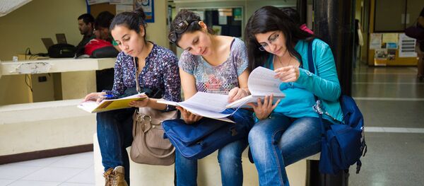 Unas estudiantes - Sputnik Mundo