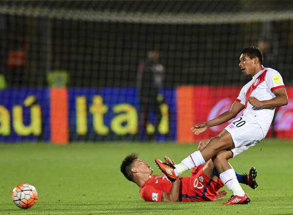 Un partido de fútbol entre Chile y Perú - Sputnik Mundo
