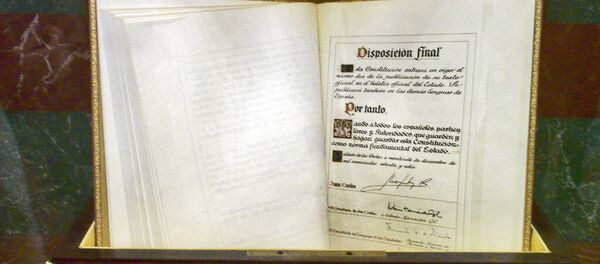 Ejemplar de la constitución española de 1978 en el Congreso (imagen referencial) - Sputnik Mundo