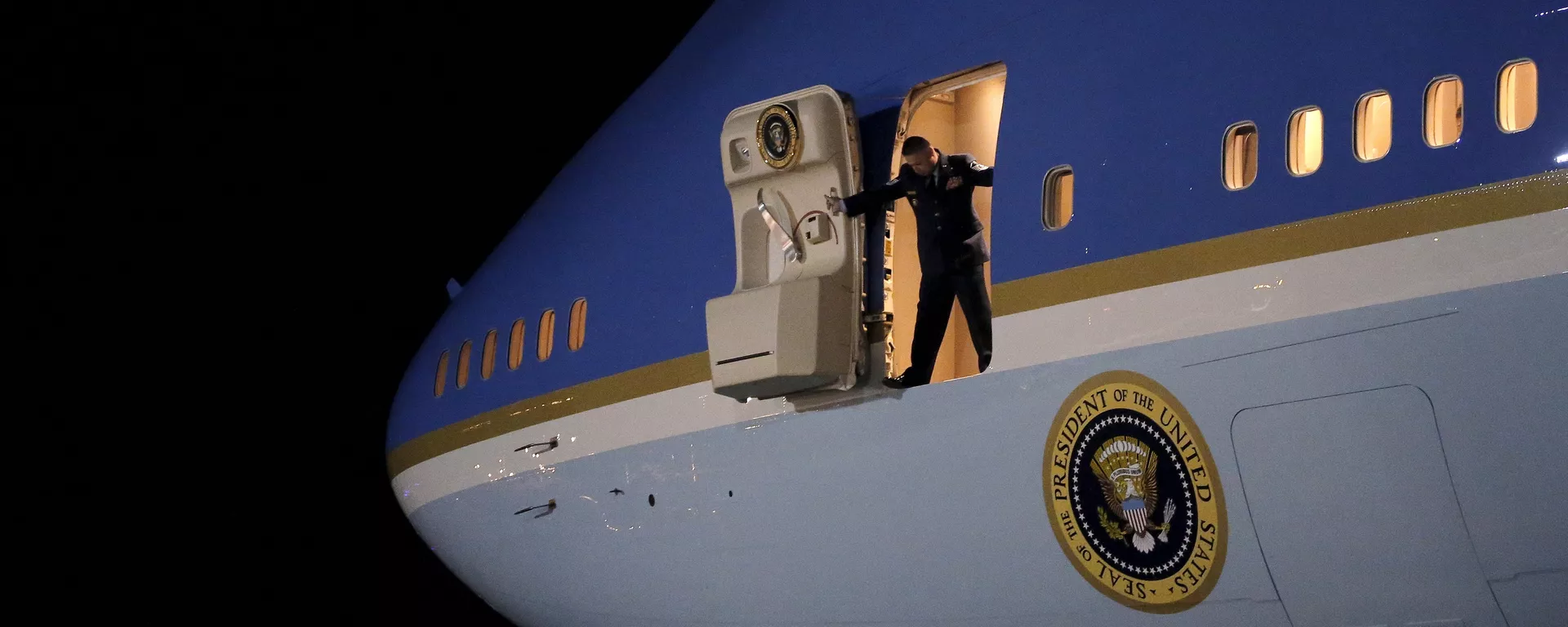 An Air Force officer opens the door of Air Force One as U.S. President Barack Obama arrives at Joint Base Andrews from New Jersey and New York, in Maryland An Air Force officer opens the door of Air Force One as U.S. President Barack Obama arrives at Joint Base Andrews from New Jersey and New York, in Maryland - Sputnik Mundo, 1920, 05.04.2021