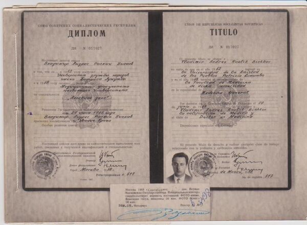 Título de médico de Vladimir Roslik - Sputnik Mundo