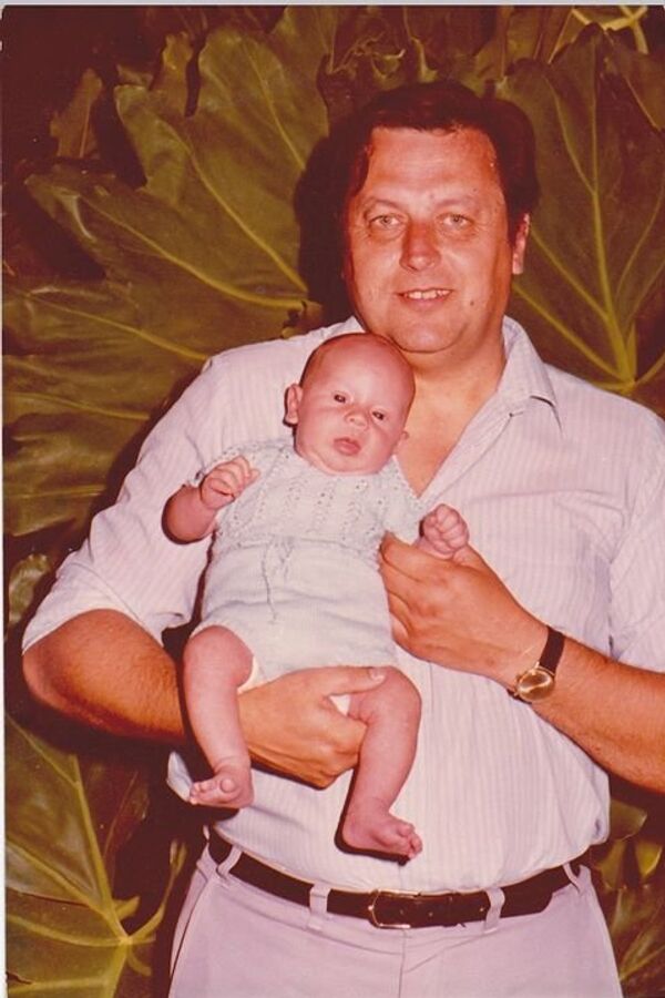 Vladimir Roslik con su hijo Valery en brazos - Sputnik Mundo