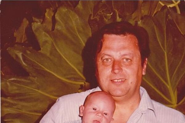 Vladimir Roslik con su hijo Valery en brazos - Sputnik Mundo