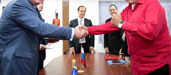 La reunión del vice primer ministro ruso, Dmitri Rogozin, con el mandatario venezolano, Nicolás Maduro, en el palacio de Miraflores - Sputnik Mundo