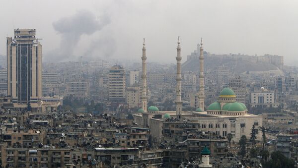 Smoke rises after strikes on Aleppo, Syria December 5, 2016. - Sputnik Mundo