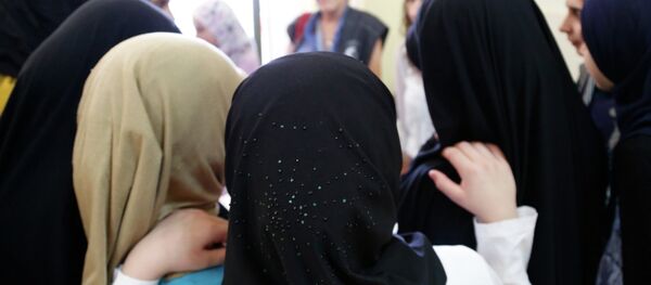 Syrian and Lebanese girls huddle round in a group discussion about early marriage at a community centre in southern Lebanon. - Sputnik Mundo