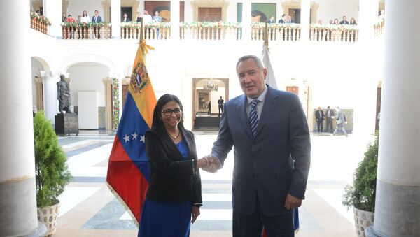 La canciller de Venezuela, Delcy Rodríguez y viceprimer ministro de Rusia, Dimitriv Rogozin - Sputnik Mundo