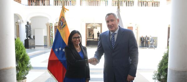 La canciller de Venezuela, Delcy Rodríguez y viceprimer ministro de Rusia, Dimitriv Rogozin - Sputnik Mundo