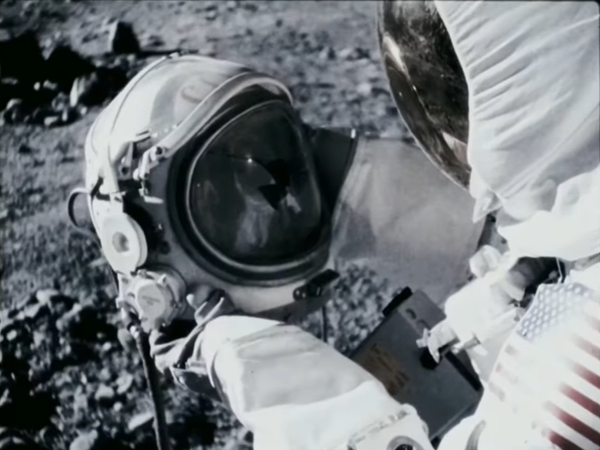 Escena de la película de ciencia ficción estadounidense 'Apollo 18' en la que los astronautas encuentran restos de cosmonautas soviéticos en la Luna. - Sputnik Mundo