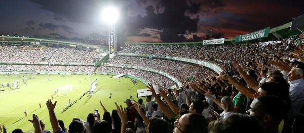 Las hinchas homenajean a los jugadores de Chapecoense, muertos en el siniesto - Sputnik Mundo