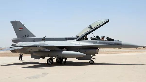 Iraqi defense Minister Khaled al-Obeidi, center, prepares to test one of four new U.S.- made F-16 fighter jets during the delivery ceremony at Balad air base, 75 kilometers (45 miles) north of Baghdad, Iraq - Sputnik Mundo