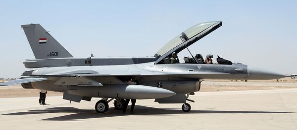 Iraqi defense Minister Khaled al-Obeidi, center, prepares to test one of four new U.S.- made F-16 fighter jets during the delivery ceremony at Balad air base, 75 kilometers (45 miles) north of Baghdad, Iraq - Sputnik Mundo