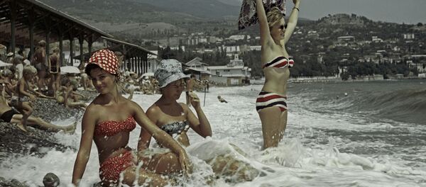 Las mujeres soviéticas en la playa de Crimea (archivo) - Sputnik Mundo