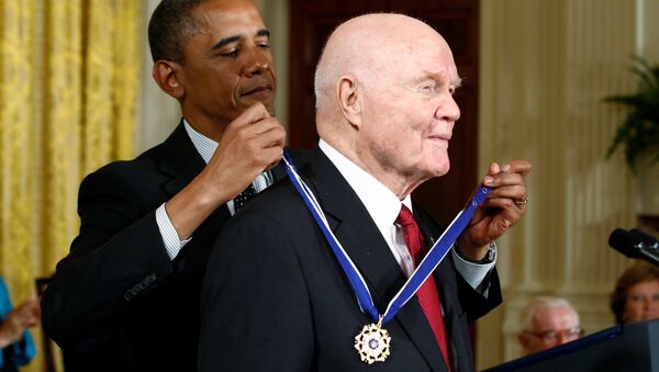 Barack Obama y John Glenn (archivo) - Sputnik Mundo