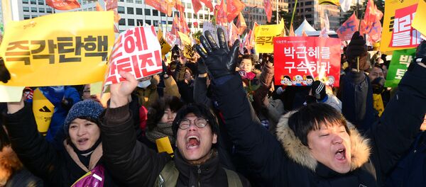 La gente reacciona a la decisión de destituir a la presidenta surcoreana, Park Geun-hye - Sputnik Mundo