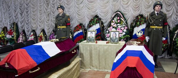 La ceremonia de despedida a Galina Mijáilova y Nadezhda Durachenko, médicas militares que murieron en el bombardeo del hospital de campaña ruso en Alepo - Sputnik Mundo