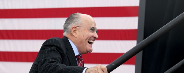 Former New York City mayor Rudy Giuliani smiles as he takes the stage to speak before Republican presidential candidate Donald Trump at an event on October 15, 2016 in Portsmouth, New Hampshire - Sputnik Mundo