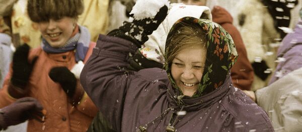 Mujer juega con la nieve - Sputnik Mundo