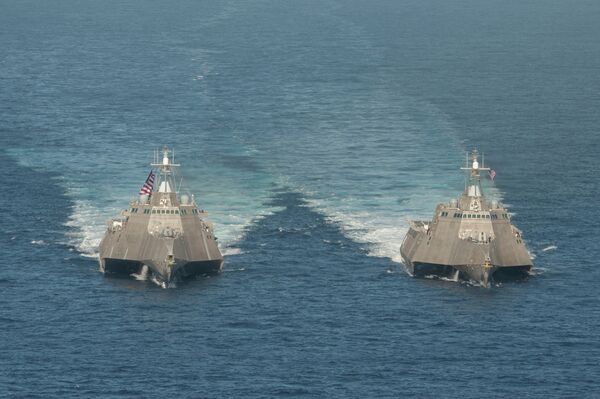 Buques de combate litoral estadounidenses USS Independence (LCS 2), izda., y USS Coronado (LCS 4), drcha. - Sputnik Mundo