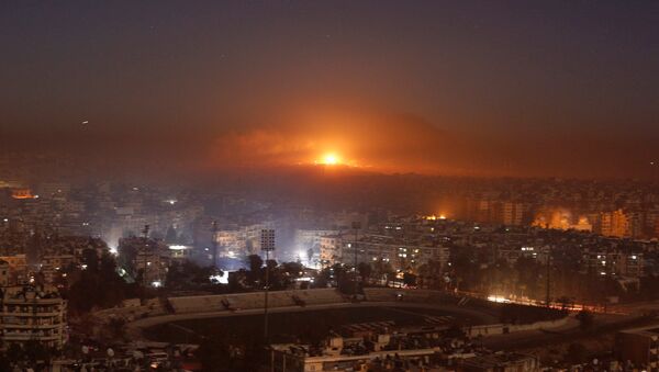 Smoke and flames rise after air strikes on rebel-controlled besieged area of Aleppo, as seen from a government-held side, in Syria - Sputnik Mundo