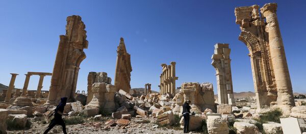 Periodistas caminando entre las ruinas de la histórica ciudad de Palmira Periodistas caminando entre las ruinas de la histórica ciudad de Palmira - Sputnik Mundo