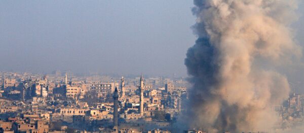 Una columna de humo se alza en Alepo - Sputnik Mundo