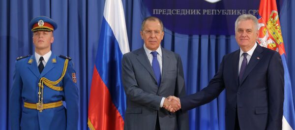 Ministro de Exteriores de Rusia, Serguéi Lavrov, y presidente de Serbia,Tomislav Nikolic - Sputnik Mundo