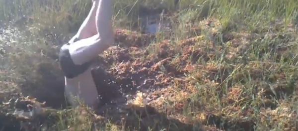 Tres jóvenes rusos desaparecen en un agujero en la tierra - Sputnik Mundo