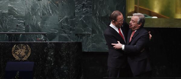 Secretario general de la ONU, Ban Ki-moon, y secretario general electo de la ONU, António Guterres - Sputnik Mundo