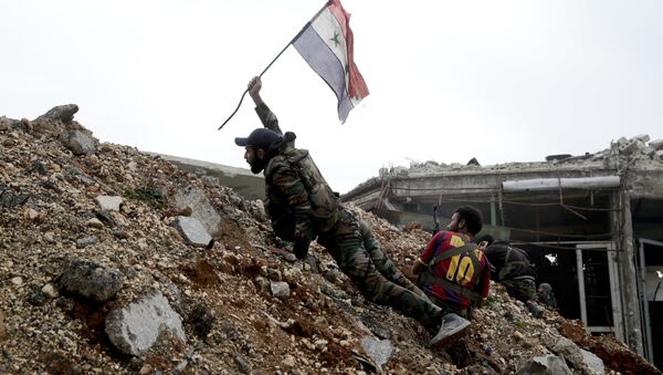 Syrian army soldier places a Syrian national flag during a battle with rebel fighters at the Ramouseh front line, east of Aleppo, Syria - Sputnik Mundo