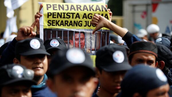 Protesta contra Basuki Tjahaja Purnama, acusado de blasfemia contra el islam - Sputnik Mundo