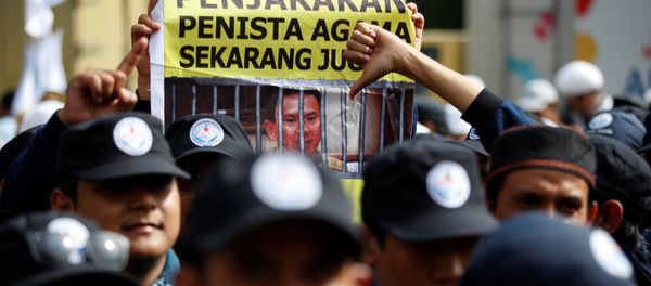 Protesta contra Basuki Tjahaja Purnama, acusado de blasfemia contra el islam Protesta contra Basuki Tjahaja Purnama, acusado de blasfemia contra el islam - Sputnik Mundo