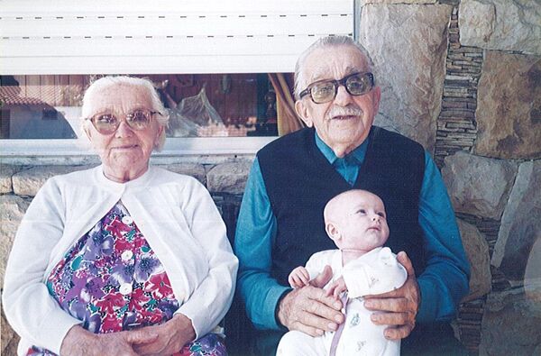 Bárbara y Esteban Strapko con su bisnieta en Mar del Plata en 1994 - Sputnik Mundo