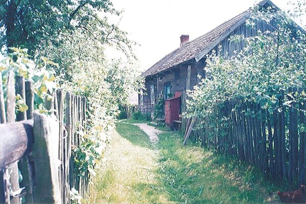 La primera casa de la familia Starpko en Droguichin (foto de 1995) - Sputnik Mundo
