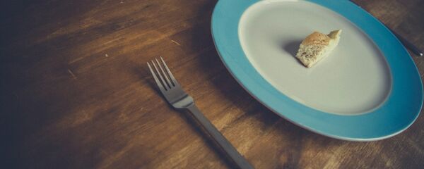 Un plato con un pedazo de pan - Sputnik Mundo