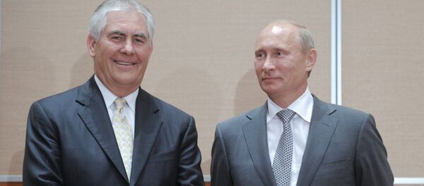 El presidente de Rusia, Vladimir Putin junto al director ejecutivo de Exxon Mobil,  Rex Tillerson, el 30 de agosto de 2011. - Sputnik Mundo