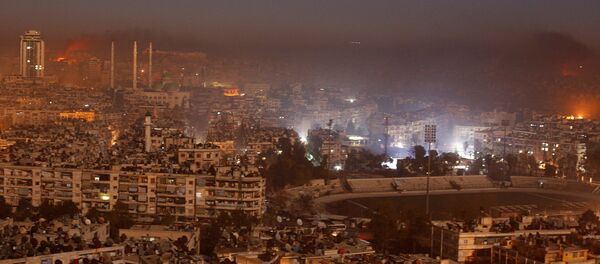 Smoke and flames rise after air strikes on rebel-controlled besieged area of Aleppo, as seen from a government-held side, in Syria - Sputnik Mundo