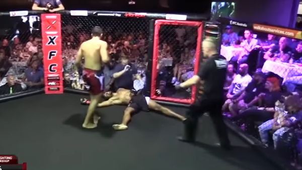 El deportista australiano Michael McDaniel ha sufrido uno de los nocauts más extraños de la historia de las artes marciales mixtas - Sputnik Mundo